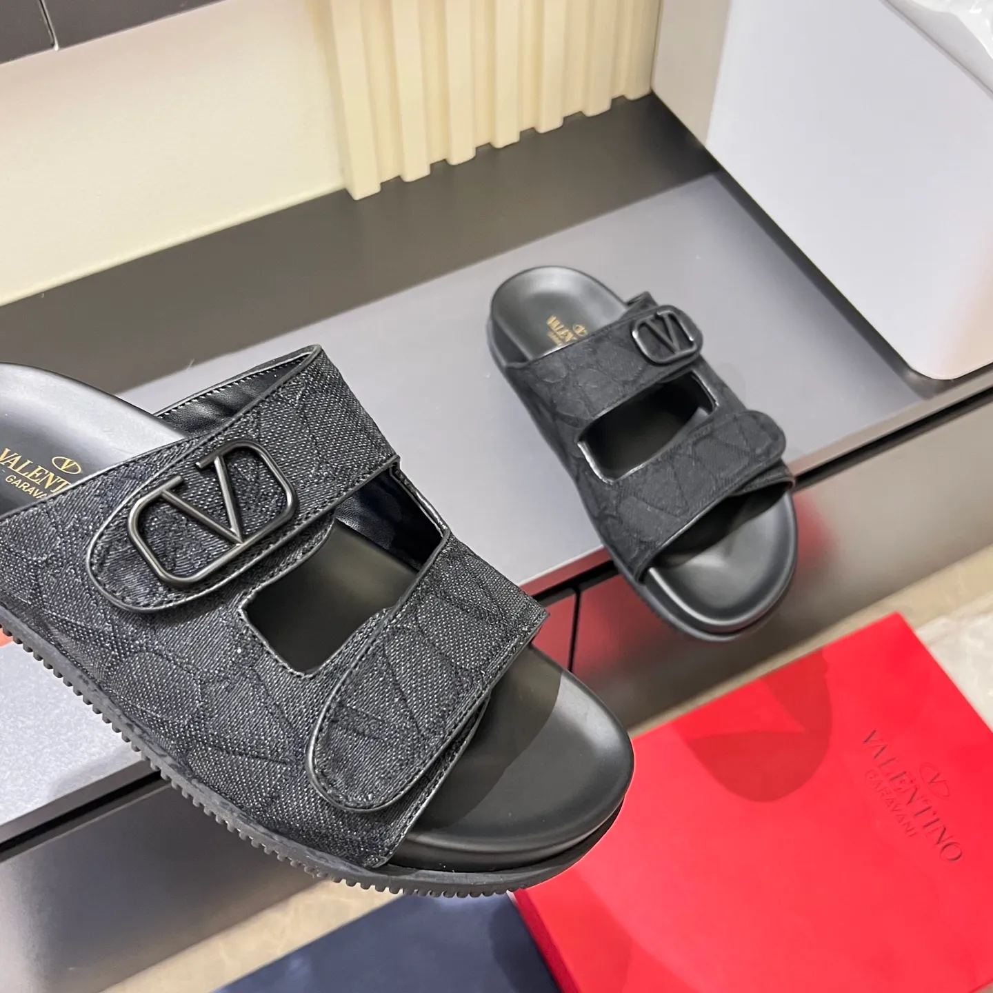p300《VALENTINO》Warren Men🧍‍♂️Spring and Summer New Style. Cowhide logo flat slippers, elegant sandals, the same style worn by celebrities, original molding, imported calfskin. Rubber outsole. Soft and durable, full set of counter packaging, 38-44!